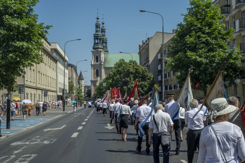 Tysiące poznaniaków wzięło udział w procesjach Bożego Ciała....