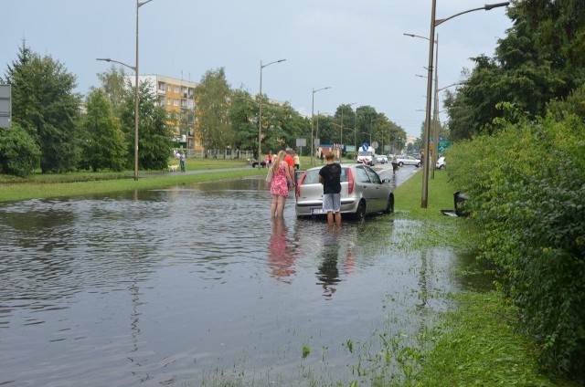 Zalanych jest wiele ulic w Dzierżoniowie, podtopione budynki gospodarcze, garaże, parkingi, chodniki i ulice 