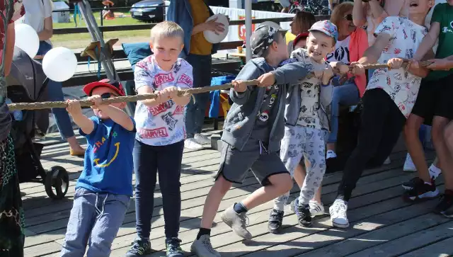 Nad zalewem w Szydłowcu zorganizowano dla dzieci wiele zabaw i konkursów.