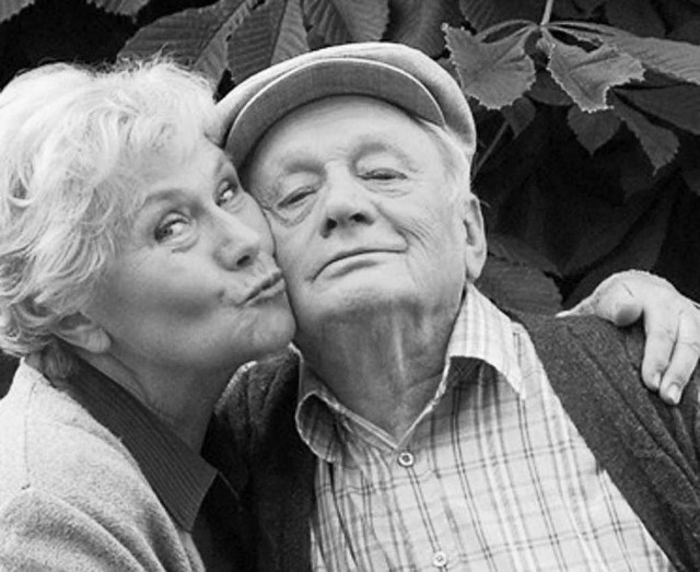 Po długiej i ciężkiej chorobie, w wieku 90 lat, zmarł Witold Pyrkosz, popularny i lubiany aktor teatralny i filmowy, znany m.in. z ról w serialach „Janosik” i „M jak miłość” (na zdj. z Teresą Lipowską)