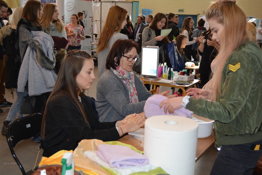 Młodzieżowe Targi Edukacji i Pracy w Ostrołęce 2018: w tym roku wyjątkowo dużo szkół [ZDJĘCIA+WIDEO]