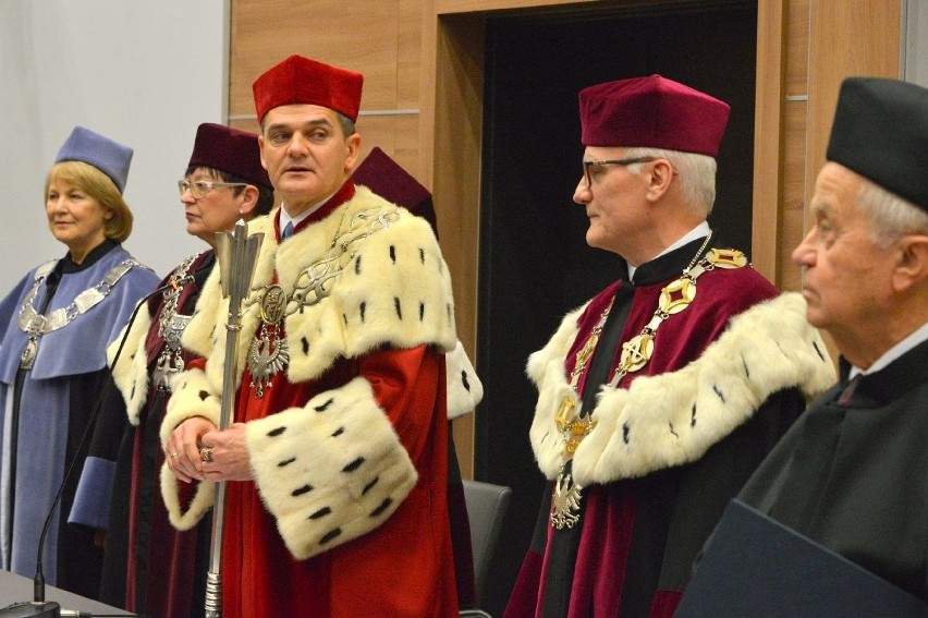 Profesor Zbigniew Puchalski, wybitny chirurg i nauczyciel z Białegostoku, z tytułem doktora honoris causa kieleckiego uniwersytetu