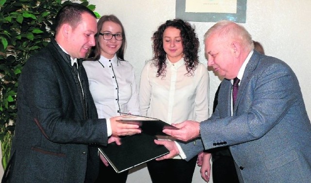Władysław Równicki oraz Xavier Guri przekazują sobie podpisane umowy o dalszej współpracy.