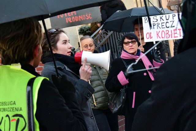 W Krośnie, podobnie jak w innych miastach, kobiety protestowały przeciwko zaostrzeniu ustawy aborcyjnej. Przed siedzibą Prawa i Sprawiedliwości przy ul. Tkackiej zebrało się ok. 100 osób.