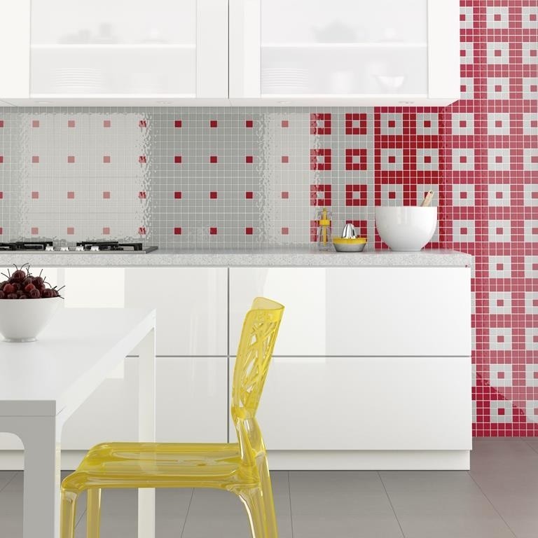 Szklane płytki – dekoracja ścian w kuchni i łazience