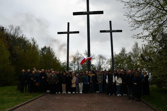W piątek 19 kwietnia przy Krzyżach Katyńskich w Hucie Szklanej odbyły się uroczystości upamiętniające ofiary zbrodni katyńskiej.
