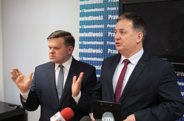 Poseł Wojciech Skurkiewicz (z lewej) i przewodniczący Rady Miejskiej w Radomiu Dariusz Wójcik odnieśli się na konferencji do działań PO w mieście.