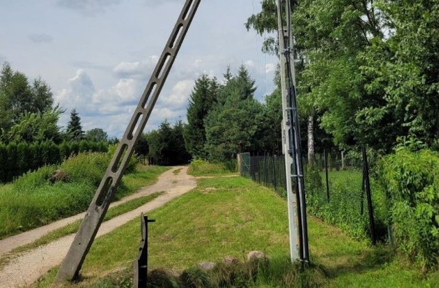 Ten słup energetyczny pod Odrzywołem blokował budowę drogi. Teraz PGE Dystrybucja zgodziła się przenieść słup.