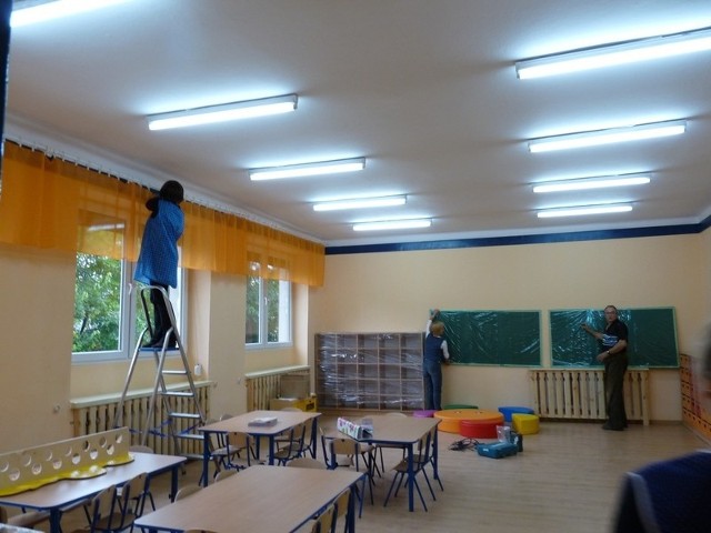 We wtorek w nowej Sali trwały ostatnie przygotowania do przyjęcia przedszkolaków.