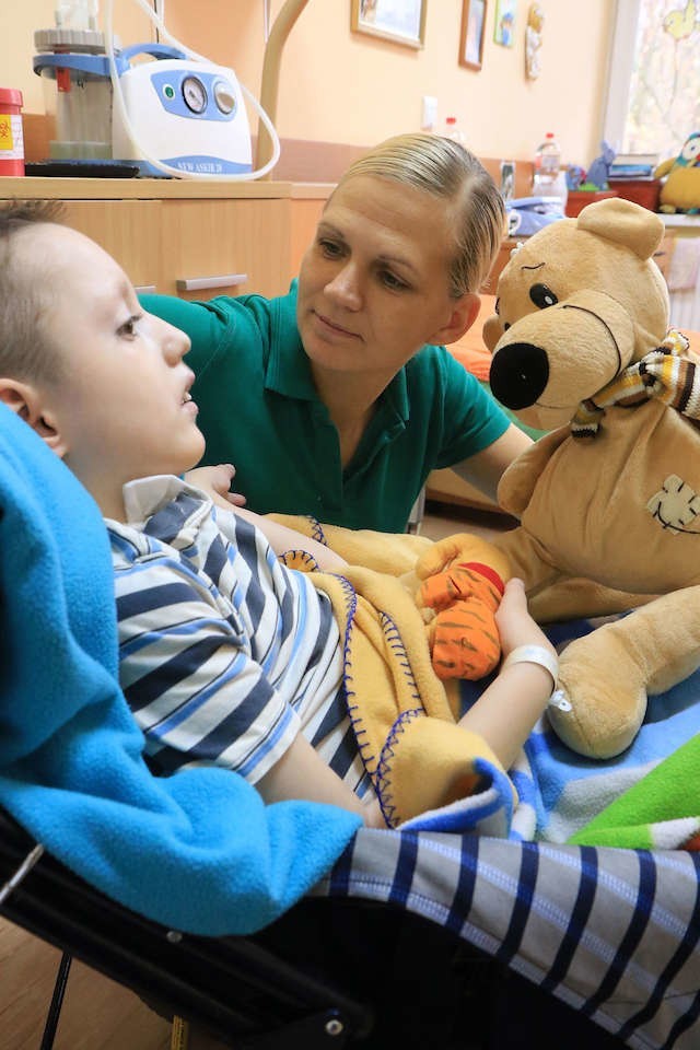 Mikołajek z fizjoterapeutką Beatą Kowalczyk - codzienna terapia jest dla 13-latka, podobnie, jak innych pacjentów, wręcz niezbędna