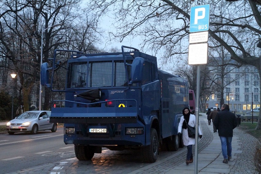 Wrocław: Kilkadziesiąt radiowozów. Tak policja pilnowała demonstracji z Piniorem na czele