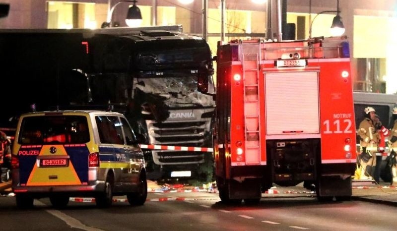 ZAMACH W BERLINIE. Polska ciężarówka wjechała w tłum na jarmarku. Zabici i ranni