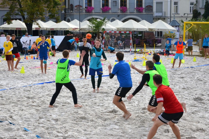 Plażowa piłka ręczna opanowała Rynek w Kielcach! Turniej wygrały Byki z 39 i Pozytywny Skład [ZDJĘCIA, VIDEO]