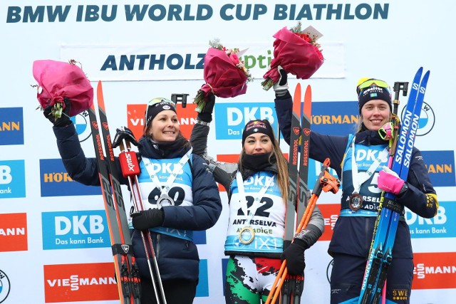 Chloe Chevalier (z lewej) po raz pierwszy w karierze stanęła na podium zawodów biathlonowego Pucharu Świata.