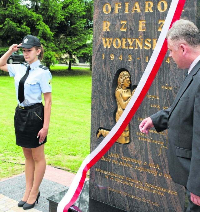 Pomnik w Gromniku stanął między szkołą o urzędem gminy