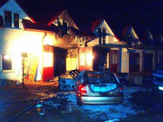 Zdjęcia wykonane w marcu ubiegłego roku podczas akcji strażaków po gaszeniu nadpalonego samochodu i garażu w Sandomierzu. Strażacy, którzy brali udział w akcji opowiadali przed sądem, że widok kobiety poparzonej przez ogień zostanie z nimi do końca życia.