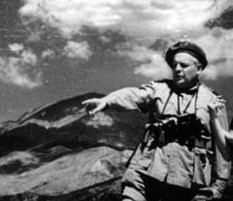 Melchior Wańkowicz po bitwie o Monte Cassino na szczycie...