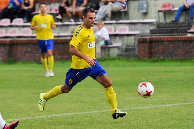 Napastnik Swornicy Wojciech Scisło  otworzył wynik spotkania w Nysie. Jego gol wyraźnie uskrzydlił pozostałych kolegów. 