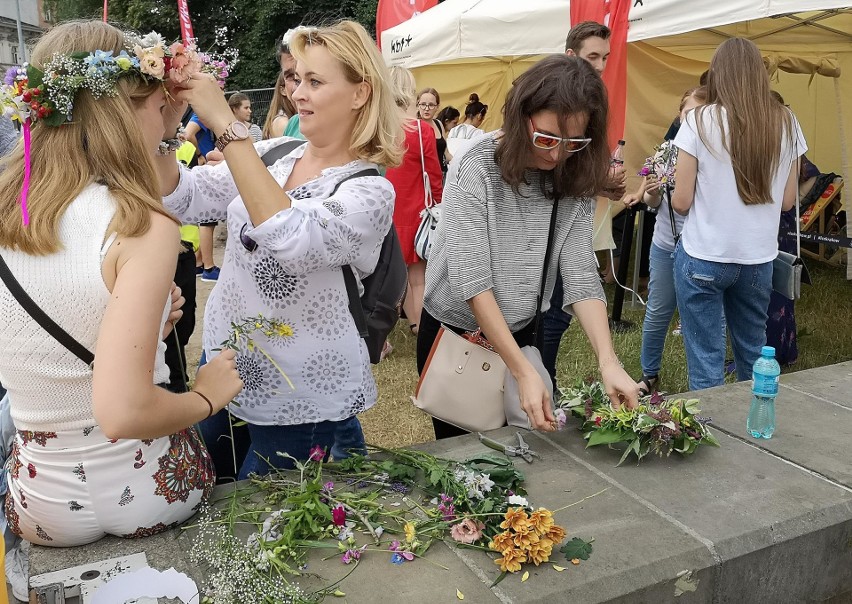 Kraków. Warsztaty z plecenia wianków [ZDJĘCIA]