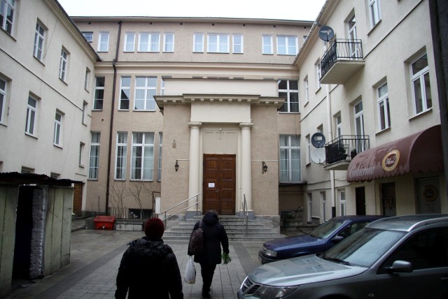Ratusz próbuje sprzedać gmach przy Krakowskim Przedmieściu 39b od jesieni 2013 roku. Od tego czasu cenę obniżył o 2,3 mln zł 