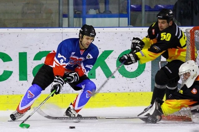 Cheeloo Dębica (czarne stroje) ograło Hokejomanię Sanok 5-3.