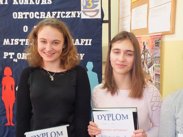 Mistrzynie ortografii, od lewej: Paulina Kułaga _Gimnazjum nr 3, Malwina Dutkiewicz- I LO.