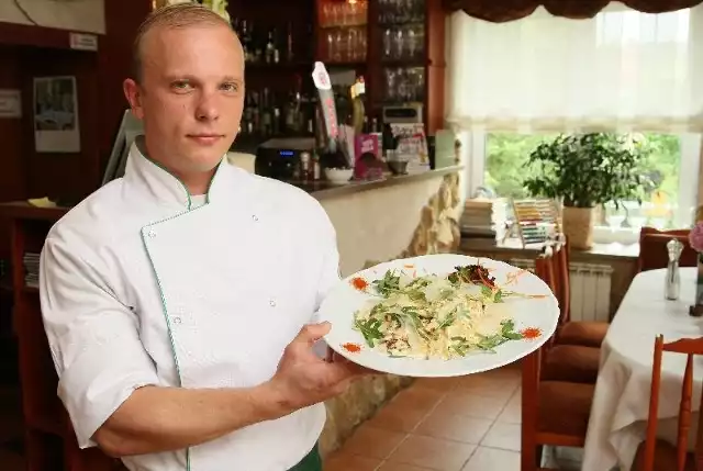 - Szparagi świetnie komponują się z makaronem. To warzywo, po które warto sięgać o tej porze roku, gdy zaczyna się pojawiać w sklepach - mówi Dariusz Bujakowski, szef kuchni kieleckiej restauracji La Cucina Italiana.