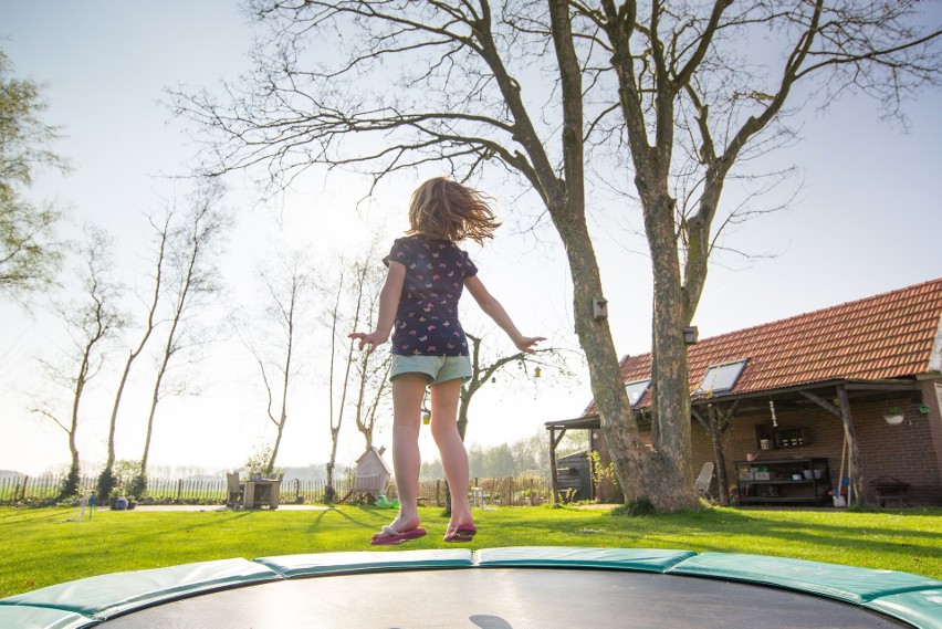 Trampolina ogrodowa: jaką kupić? Na co zwracać uwagę przy wyborze i użytkowaniu trampoliny