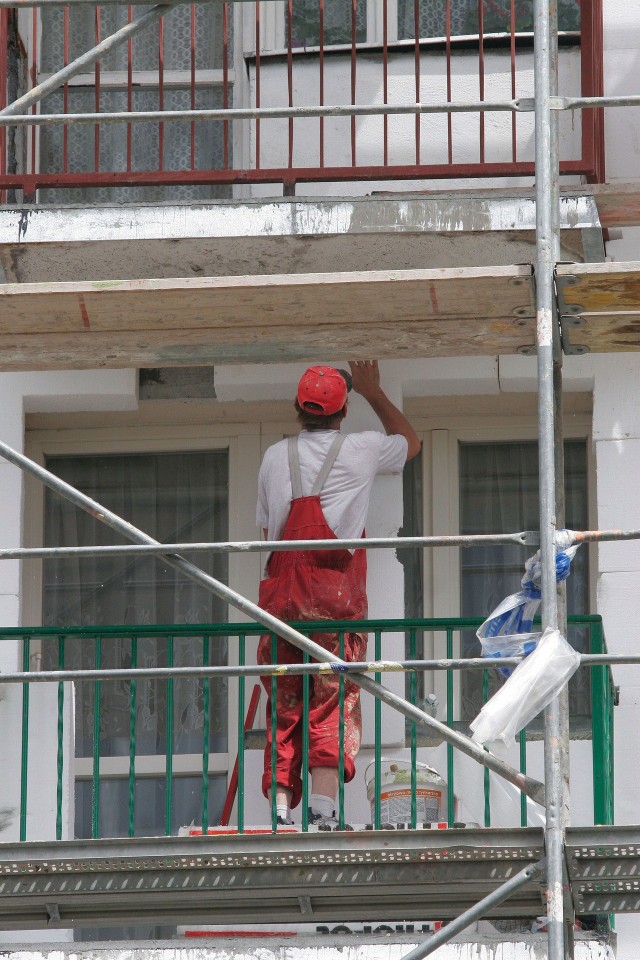 Termomodernizacja bywa uciążliwa dla lokatorów blokówMieszkańcy, którzy odpowiednio zabezpieczą swoje balkony, pomogą w szybszym zakończeniu remontu budynku.