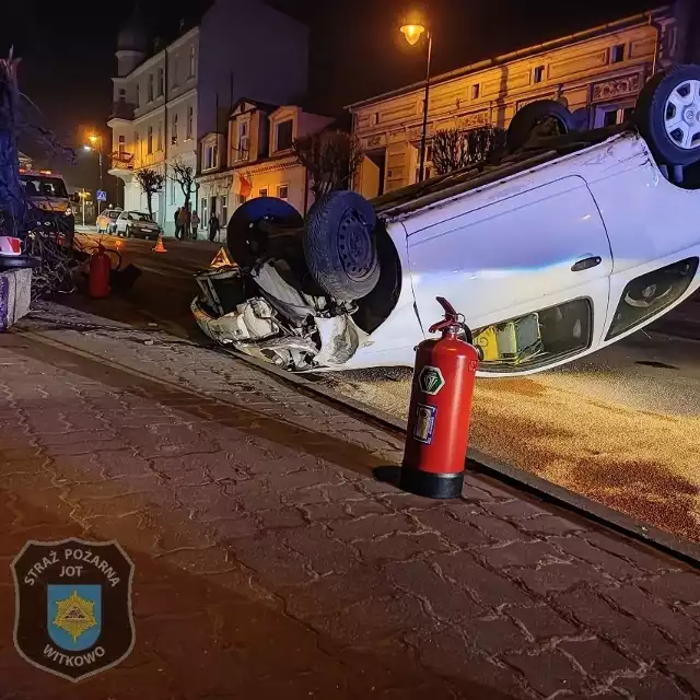 W poniedziałek, 21 marca 2022 roku o 19:00, służby ratunkowe otrzymały informację o dachowaniu auta osobowego, do którego doszło w Witkowie na ulicy Warszawskiej.