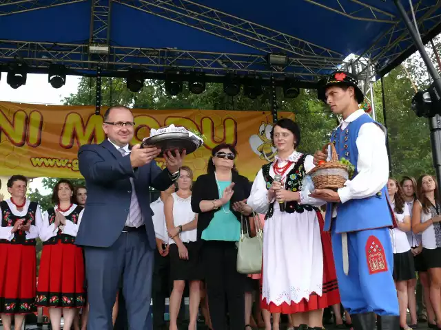 Sławomir Serafin nie zapomina o lokalnej tradycji i kulturze. Jest pomysłodawcą „Dni Miodu” cyklicznej imprezy promującej lokalne wyroby z miodu. Na kolejnych slajdach więcej informacji o kandydacie>>>