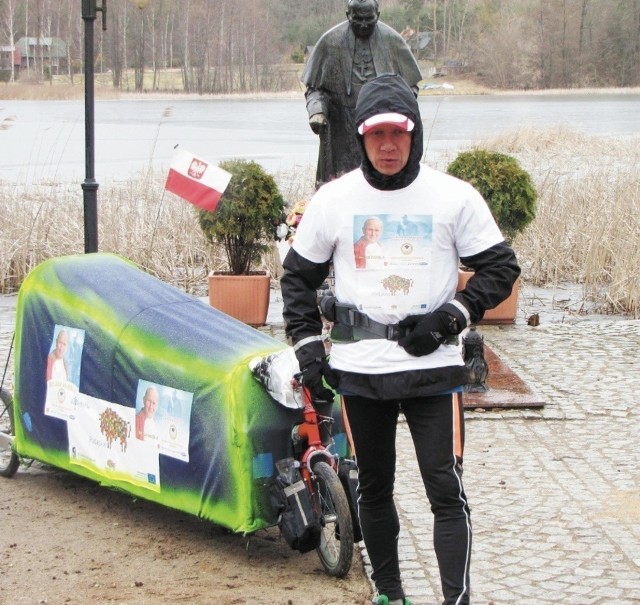 41-letni biegacz z podaugustowskiej Pruski Wielkiej wystartował z miejsca, które w 1999 r. odwiedził Jan Paweł II. Tę wizytę upamiętnia stojący na brzegu jeziora pomnik.