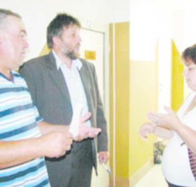 Rodzice domagają się od wójta Sławomira Bielskiego (w środku) wyjaśnień, dlaczego nie powołał jeszcze dyrektorki zespołu szkół w Jeleniewie