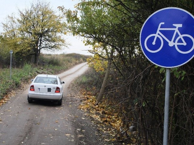 W tym miesiącu z drogi lokalnej zrobiono ścieżkę rowerową. Mimo to kierowcy nadal traktują ją jak drogę.