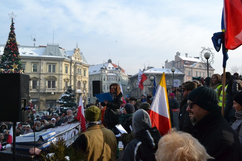 Manifestacja KOD w Bielsku-Białej. Mróz, demokracja, narodowcy i... poseł Pięta [ZDJĘCIA]