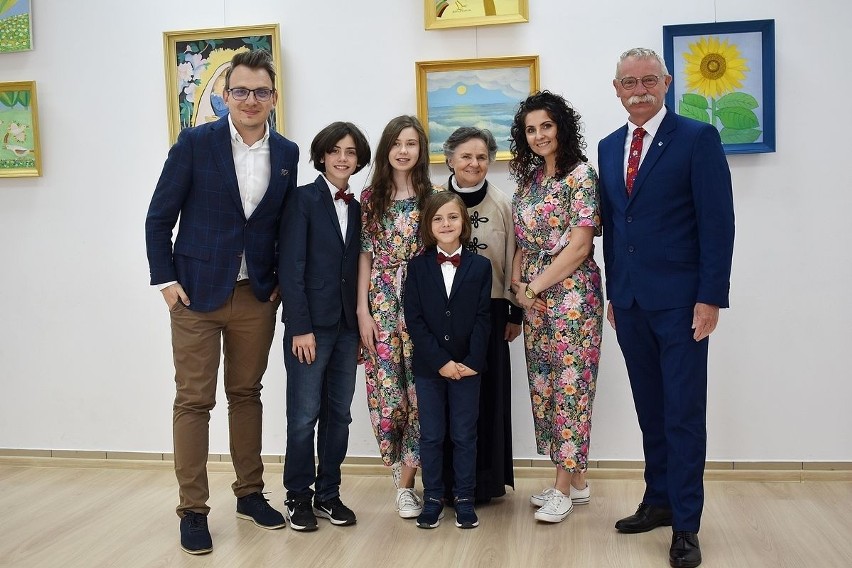Mama prezydenta Andrzeja Dudy spotkała się w „Szklanym Domu” w Ciekotach z mamami niepełnosprawnych dzieci. Zobacz film i zdjęcia