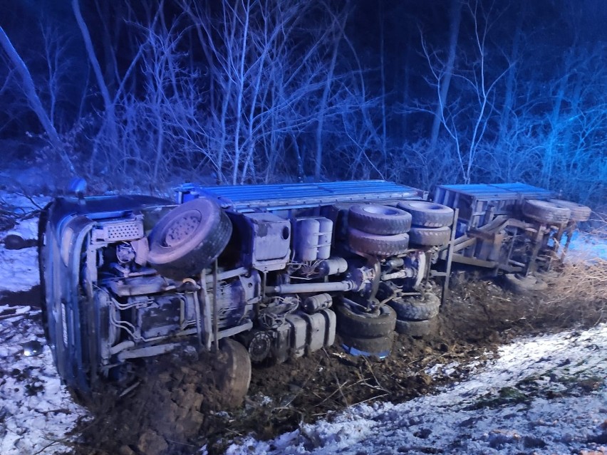 Wypadek ciężarówki na DW 426 koło Zalesia Śląskiego.