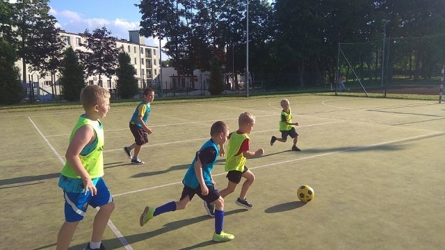 Wakacyjne turnieje sportowe w Gminnym Ośrodku Sportu i Rekreacji w Wodzisławiu to między innymi piłka nożna oraz szachy. Zobaczcie na kolejnych slajdach jak spędzono wakacje w ośrodku>>>