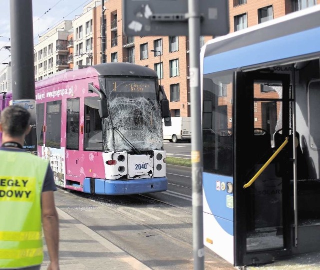 W zderzeniu najbardziej zniszczony został autobus stojący na skrzyżowaniu