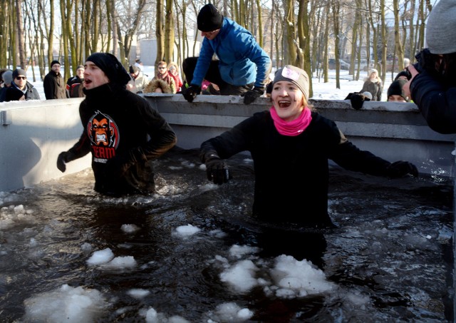 W sobotę, 23 stycznia odbyła się kolejna, zimowa edycja ekstremalnie trudnego biegu z przeszkodami, jakim jest "Runmageddon". Jego trasa usłana jest różnorodnymi przeszkodami, z którymi uczestnicy na drodze do mety muszą się zmierzyć. Organizatorzy za każdym razem dokładają wszelkich starań, żeby bieg przypominał piekło na ziemi. W edycji zimowej najwięcej kłopotów sprawia mróz. Dodatkowym utrudnieniem jest sama trasa, której przebieg do momentu startu jest nieznany. Jak "Runmageddon" wygląda w praktyce? Zobaczcie na zdjęciach.