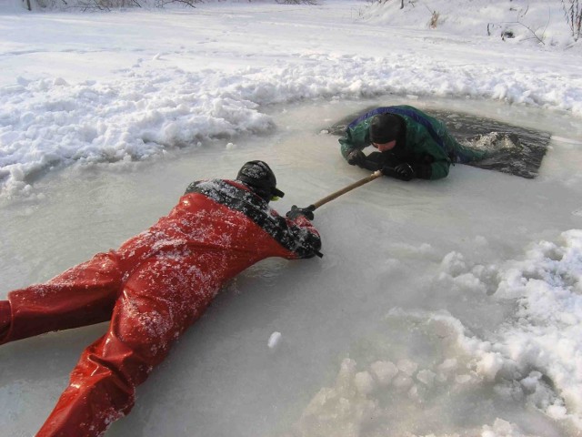 Rowerzysta chciał sobie skrócić drogę. To dlatego jechał po zamarzniętym jeziorze. Lód się jednak załamał. Mężczyzna nie żyje.Jak uratować kogoś, kto jest pod lodem? Akcja WOPR-u