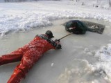 Tragedia na jeziorze w Zalesiu Królewskim. Pod rowerzystą załamał się lód. Trzy osoby wpadły do wody