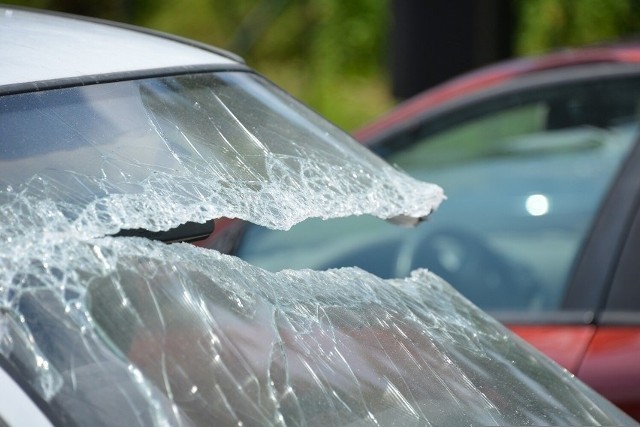 Policja w Kaliszu: 24-latek uszkodził 8 pojazdów na parkingu.