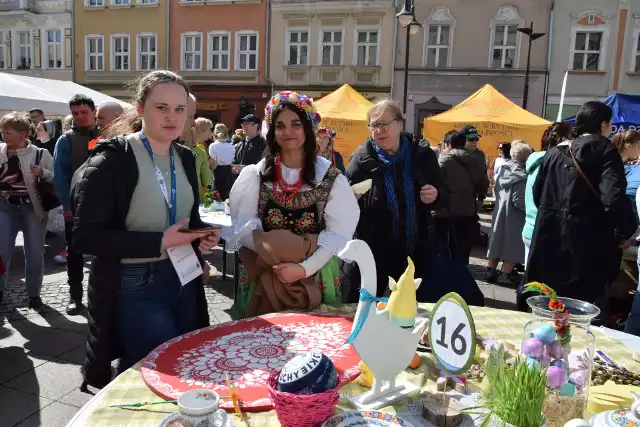 Specjalnie na zorganizowane w środę (27.03) śniadanie przygotowano 2 tys. porcji tego tradycyjnego, wielkanocnego dnia. Nad opolskim rynkiem unosił się też zapach jajecznicy, usmażonej z 1,2 tys. jaj. Amatorów, by skosztować tych pyszności nie brakowało.