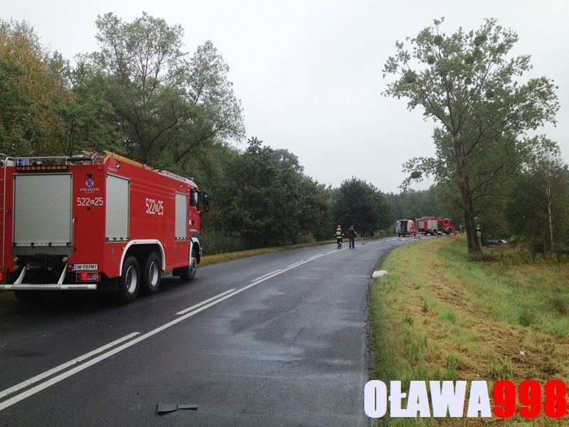 Wypadek na drodze do Oławy: BMW zderzyło się z ciężarówką (ZDJĘCIA)