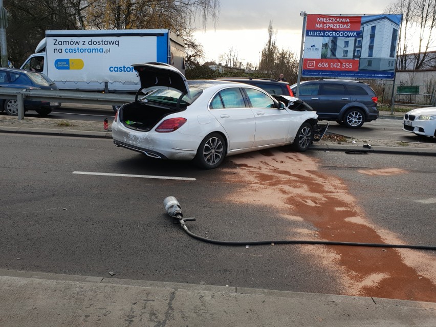 Wypadek na ulicy Tuwima. Wywrócone auto dostawcze (zdjęcia)