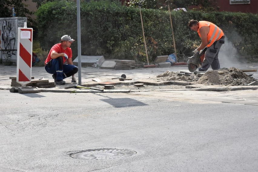 Prace na ulicy Kośnego w Opolu to kolejne utrudnienie w...