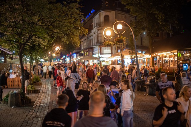 Krupówki nocą. Może się okazać, że nocą tylko w restauracjach będzie można nabyć alkohol. Chcą bowiem wprowadzić zakaz sprzedaży napojów wyskokowych w sklepach po godz. 23