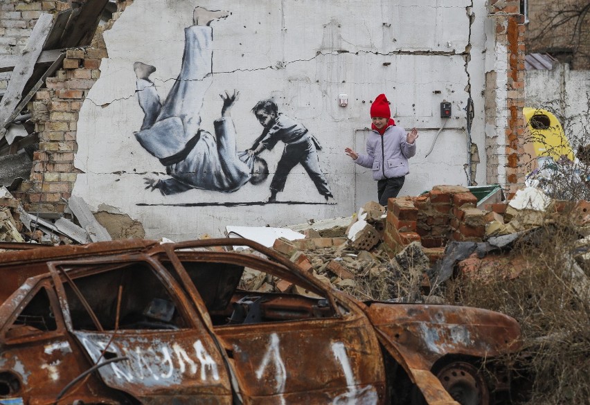 Banksy wśród ruin? Graffiti pojawiają się na zbombardowanych przedmieściach Kijowa
