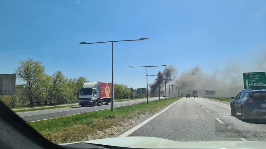 Pożar pustostanu niedaleko lotniska w Bydgoszczy. Były utrudnienia na al. Jana Pawła II
